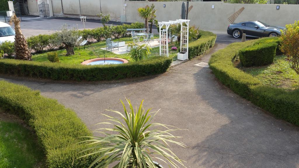 Hotel Le Chantereigne Les Noes-pres-Troyes Exterior foto